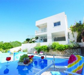 Spacious high-ceilinged villa with panoramic view in Tala/Paphos for Sale