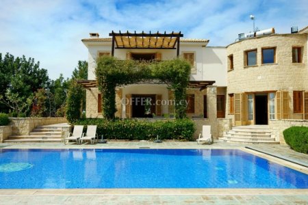 5 bedroom Lavish Villa with a private pool