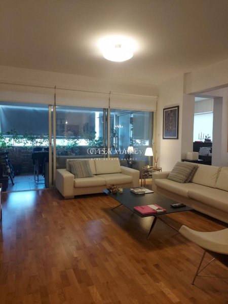 Lovely three bedroom apartment in a great location on the Acropolis