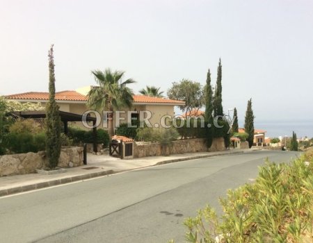 Renovated 3 bedroom bungalow on a flat plot with unobstructed sea views in lower Kamares - 8