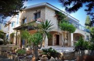 OUTSTANDING 9 BEDROOM VILLA IN KOLOSSI