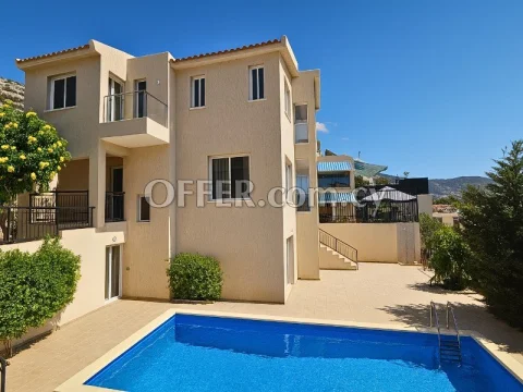 Spacious exclusive villa with Granny Flat for sale, ability to split into 2 separate houses - Main Photo