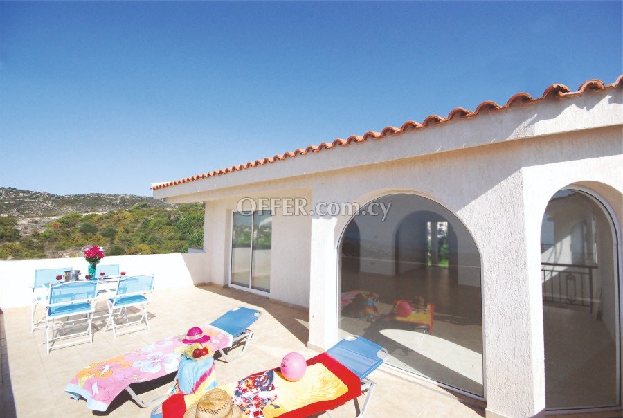 Spacious high-ceilinged villa with panoramic view in Tala/Paphos for Sale - 4