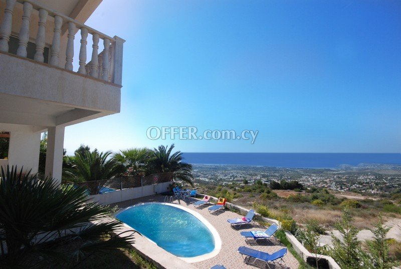 Spacious high-ceilinged villa with panoramic view in Tala/Paphos for Sale - 3