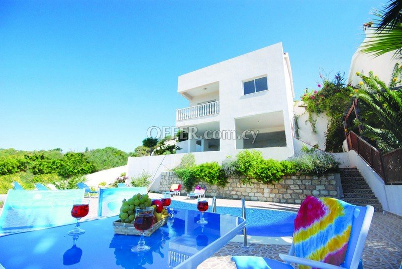 Spacious high-ceilinged villa with panoramic view in Tala/Paphos for Sale - 1