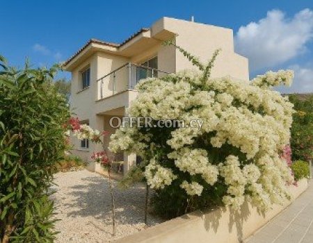 Spacious Villas with sea-view and large gardens in Peyia