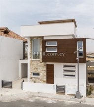 4 Βedroom Ηouse  In Dromolaxia, Larnaka