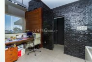 MODERN SEAFRONT OFFICE FOR SALE - 10