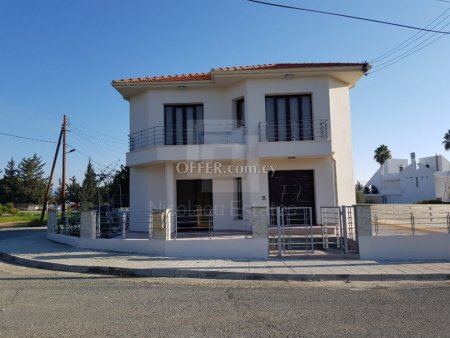 Modern detached four bedroom house in Ypsonas