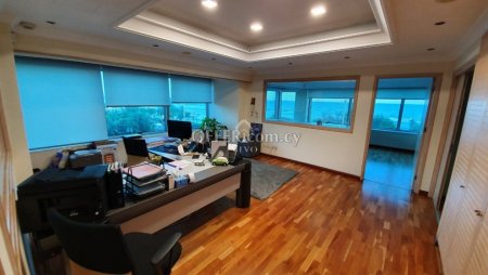 FULLY FURNISHED OFFICE SPACE OF 230 SQ.M OPPOSITE THE SEA - 10
