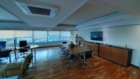 FULLY FURNISHED OFFICE SPACE OF 230 SQ.M OPPOSITE THE SEA - 9