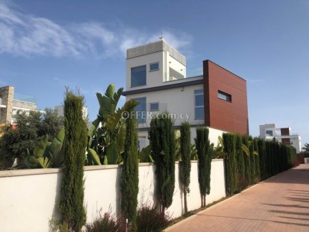 Stunning, Six Bedroom Villa with Sea Views - 11