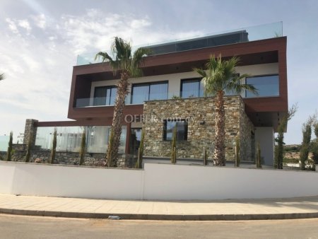 Stylish and Contemporary Three Bedroom Villa - 11