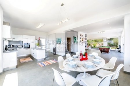 Stunning 6 Bedroom Private Villa with Breathtaking Sea Views - 10