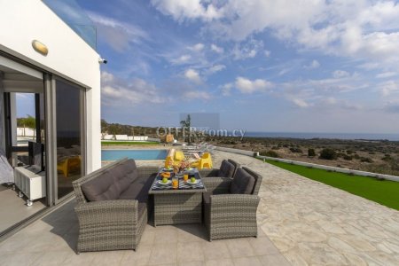 Exclusive Villa with Panoramic View - 10