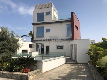 Stunning, Six Bedroom Villa with Sea Views - 8