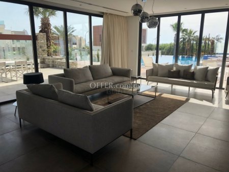 Stylish and Contemporary Three Bedroom Villa - 7