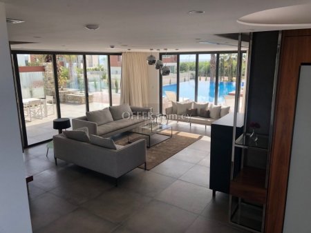Stylish and Contemporary Three Bedroom Villa - 6