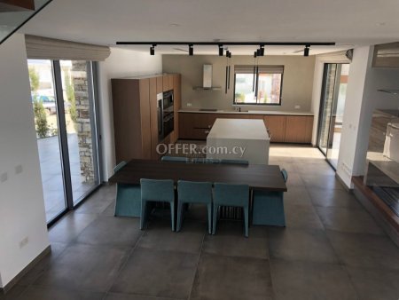 Stylish and Contemporary Three Bedroom Villa - 5