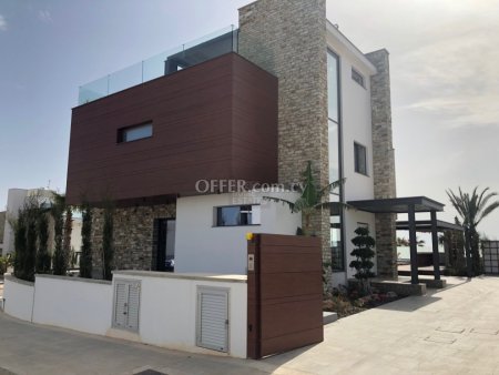 Stylish and Contemporary Three Bedroom Villa - 4