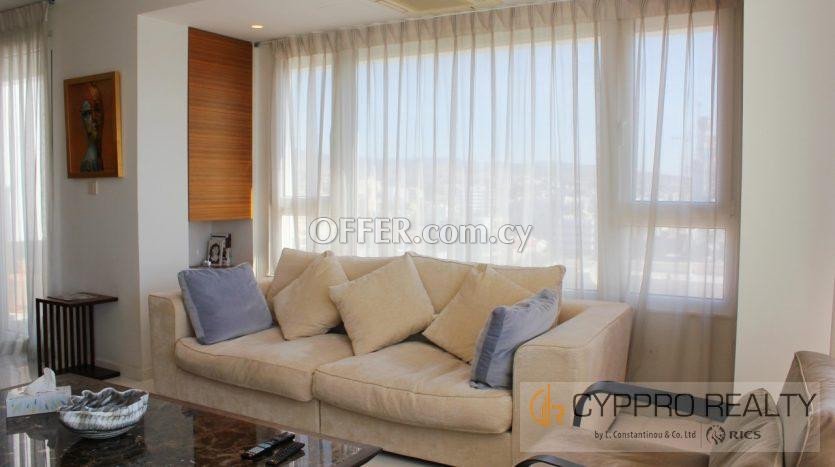 Seafront 2 Bedroom Apartment in Tourist Area - 3