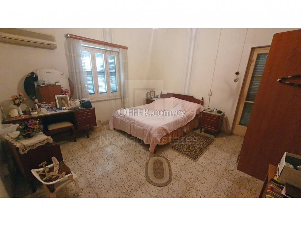 Old house of three bedrooms in Agios Dometios very close to 2 universities suitable for development - 5