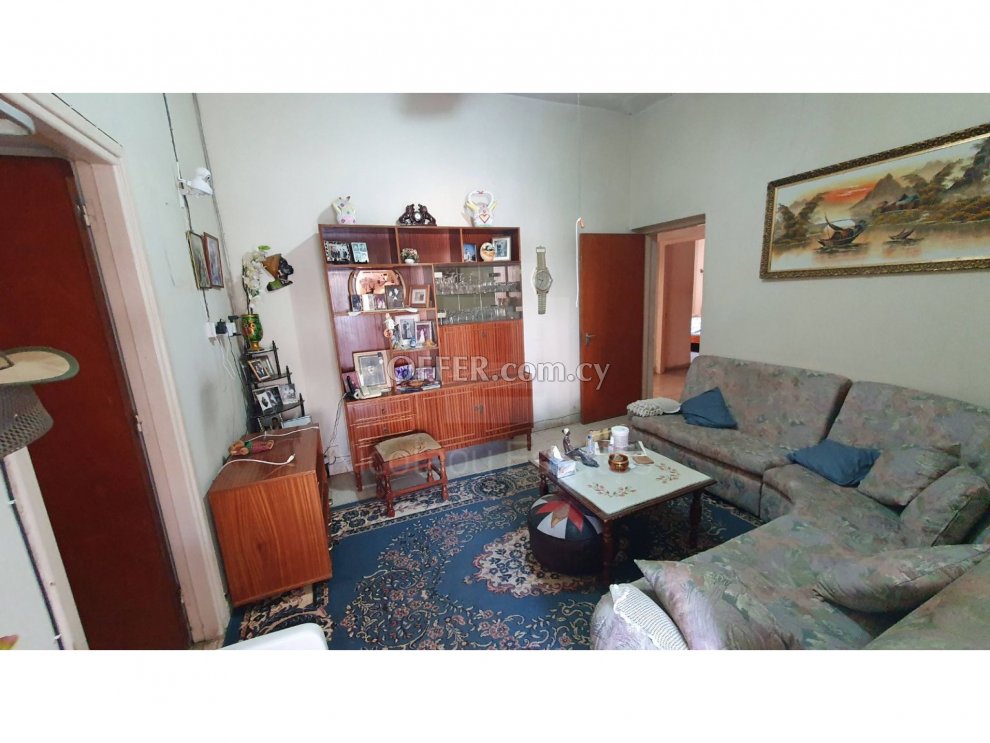 Old house of three bedrooms in Agios Dometios very close to 2 universities suitable for development - 8