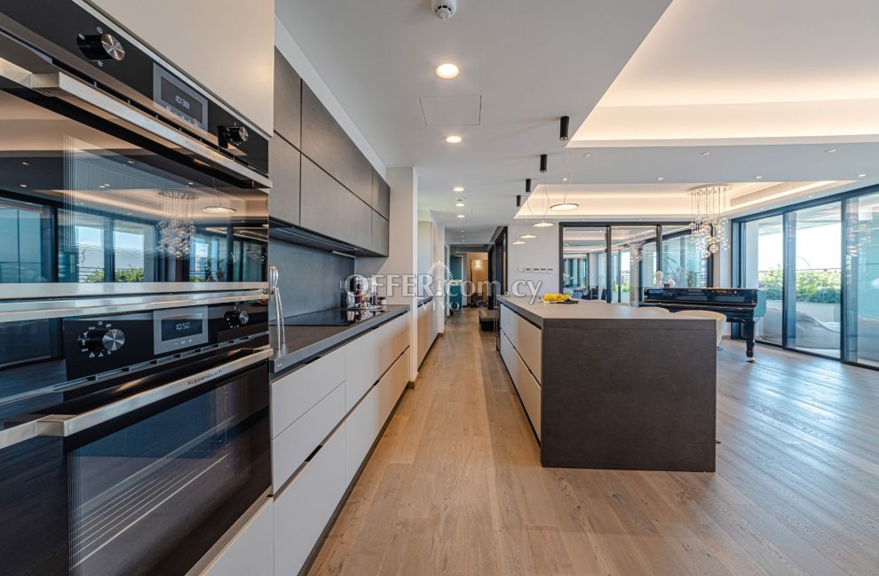LUXURIOUS FOUR BEDROOM APARTMENT IN PYRGOS TOURIST AREA - 7