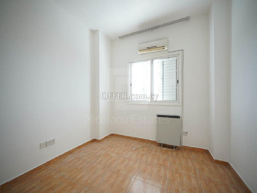 Three bedroom apartment in a very good location in Agios Dometios Agios Pavlos area - 4