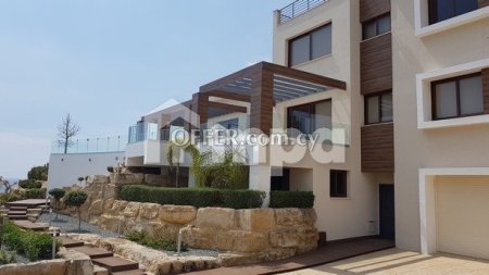 Villa in Agios Tychonas For Sale
