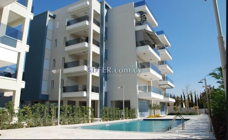 2 Bed Apartment + Office Close to the Sea - 2