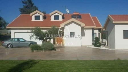 4 BEDROOM DETACHED HOUSE WITH SWIMMING POOL!! - 1