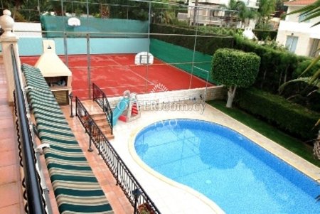 5 BEDROOM HOUSE WITH SWIMMING POOL AND TENNIS COURT