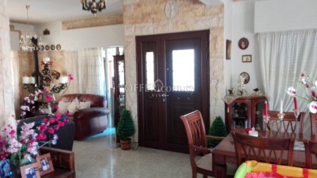 FIVE BEDROOM DETACHED HOUSE IN MESA GEITONIA