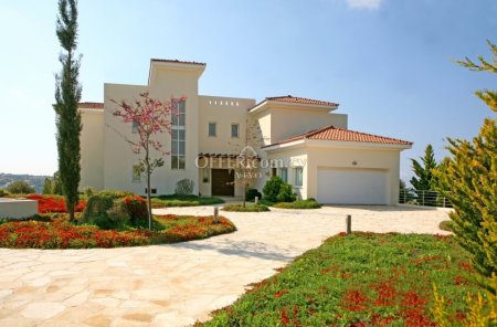 LUXURY THREE BEDROOM VILLA IN KOUKLIA