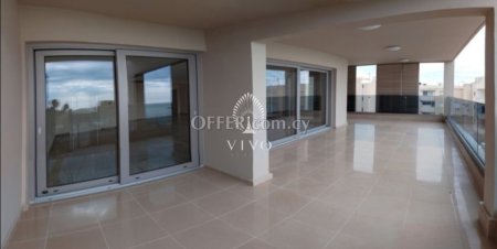 LUXURY APARTMENT OF THREE BEDROOMS WITH SEA VIEWS!
