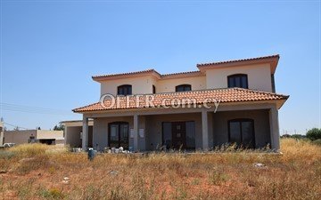 4 Bedroom House  In Kokkinotrimithia, With Swimming Pool  Nicosia - 1