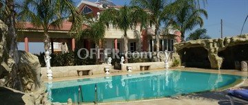 Excellent Four Bedroom Villa With Swimming Pool Paliometocho-Nicosia - 4