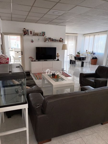 WHOLE FLOOR APARTMENT IN STROVOLOS FOR SALE
