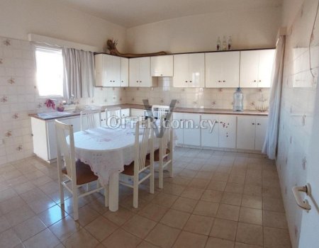 3 Beds Furnished Flat for Rent in Agios Nicolaos Larnaca