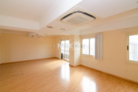 Office space of 180 sqm unfurnished