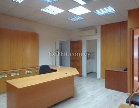 Office 133m2 in commercial building