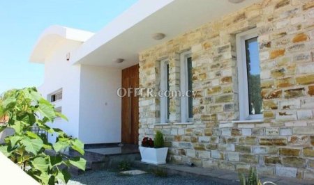 3-bedroom Detached Villa 280 sqm in Oroklini