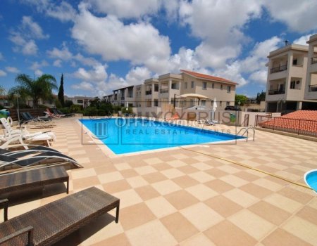 2 BEDROOM 2 BATHROOM GROUND FLOOR APARTMENT WITH COMMUNAL POOL AND TITLE DEEDS