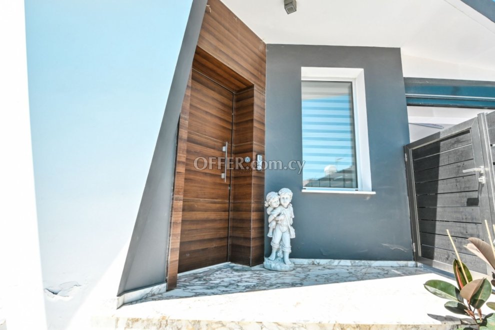 Stunning 5 Bedrooms Detached Villa in Oroklini, Larnaca - 8