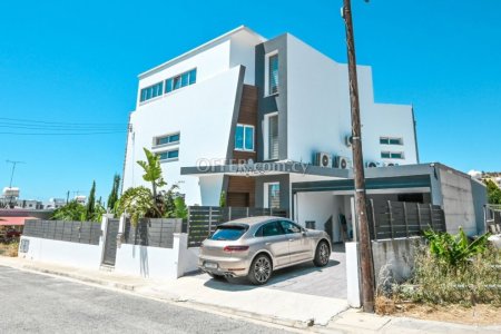 Stunning 5 Bedrooms Detached Villa in Oroklini, Larnaca - 10