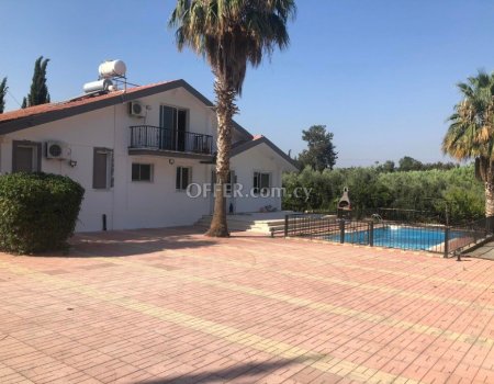 Spacious house, with swimming pool in Pyrgos area