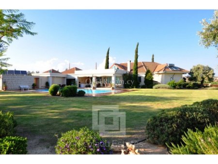 Luxury Spanish style villa with a large garden in Erimi