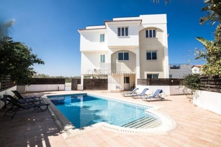 2 Bedroom Apartment with Communal Pool in Pernera