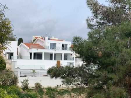 3-bedroom Detached Villa 210 sqm in Episkopi - 11